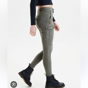 American Eagle green skinny cargo pants size 0